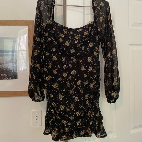 Princess Polly Dresses & Skirts - Princess Polly floral black dress. Size 6 US